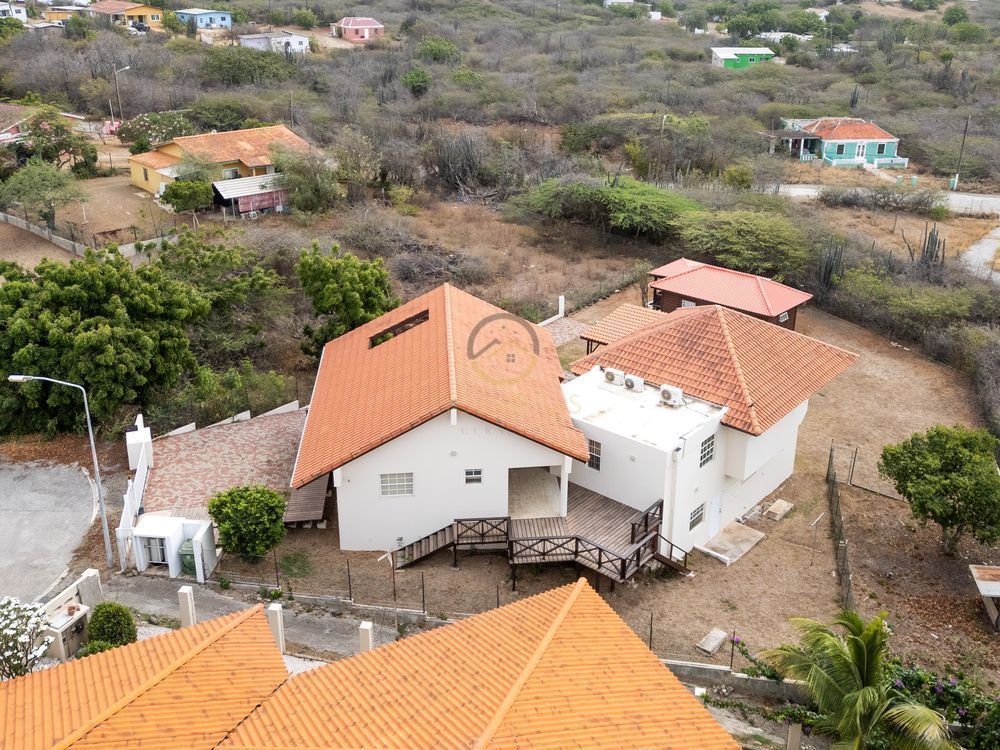 Twee verdiepingen woning te koop in Koraal Partier, Curaçao met 3 slaapkamers, 3 badkamers en een vrijstaand appartement in een ruime tuin" Two-story home for sale in Koraal Partier, Curaçao with 3 bedrooms, 3 bathrooms, and a detached apartment in a spacious garden