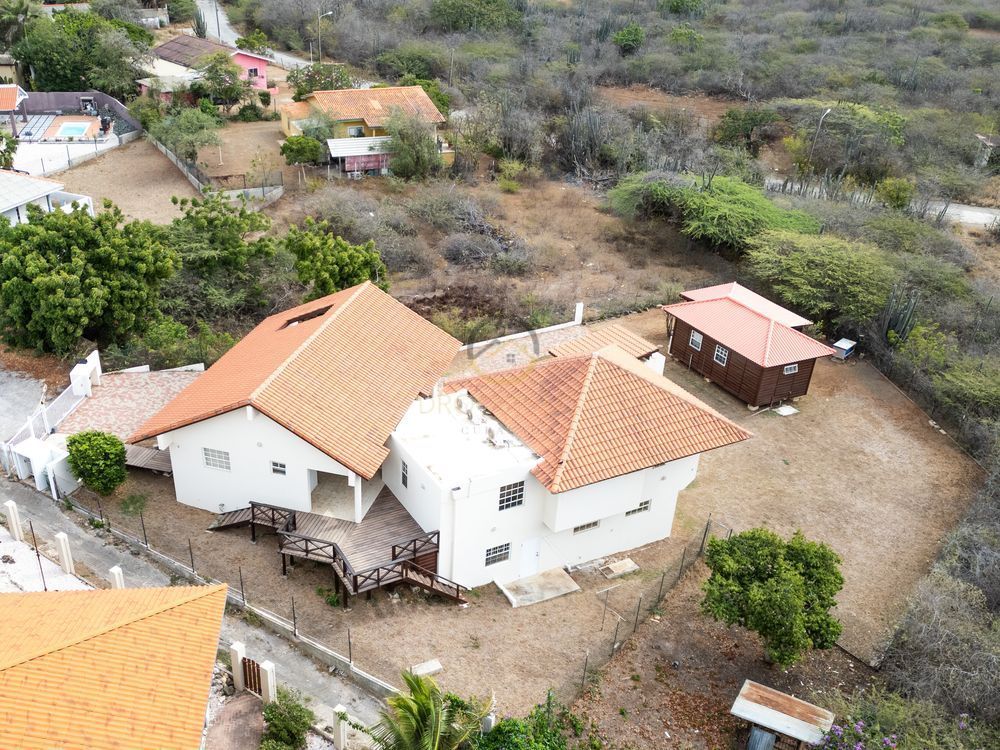 Twee verdiepingen woning te koop in Koraal Partier, Curaçao met 3 slaapkamers, 3 badkamers en een vrijstaand appartement in een ruime tuin" Two-story home for sale in Koraal Partier, Curaçao with 3 bedrooms, 3 bathrooms, and a detached apartment in a spacious garden