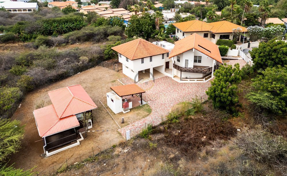 Twee verdiepingen woning te koop in Koraal Partier, Curaçao met 3 slaapkamers, 3 badkamers en een vrijstaand appartement in een ruime tuin" Two-story home for sale in Koraal Partier, Curaçao with 3 bedrooms, 3 bathrooms, and a detached apartment in a spacious garden