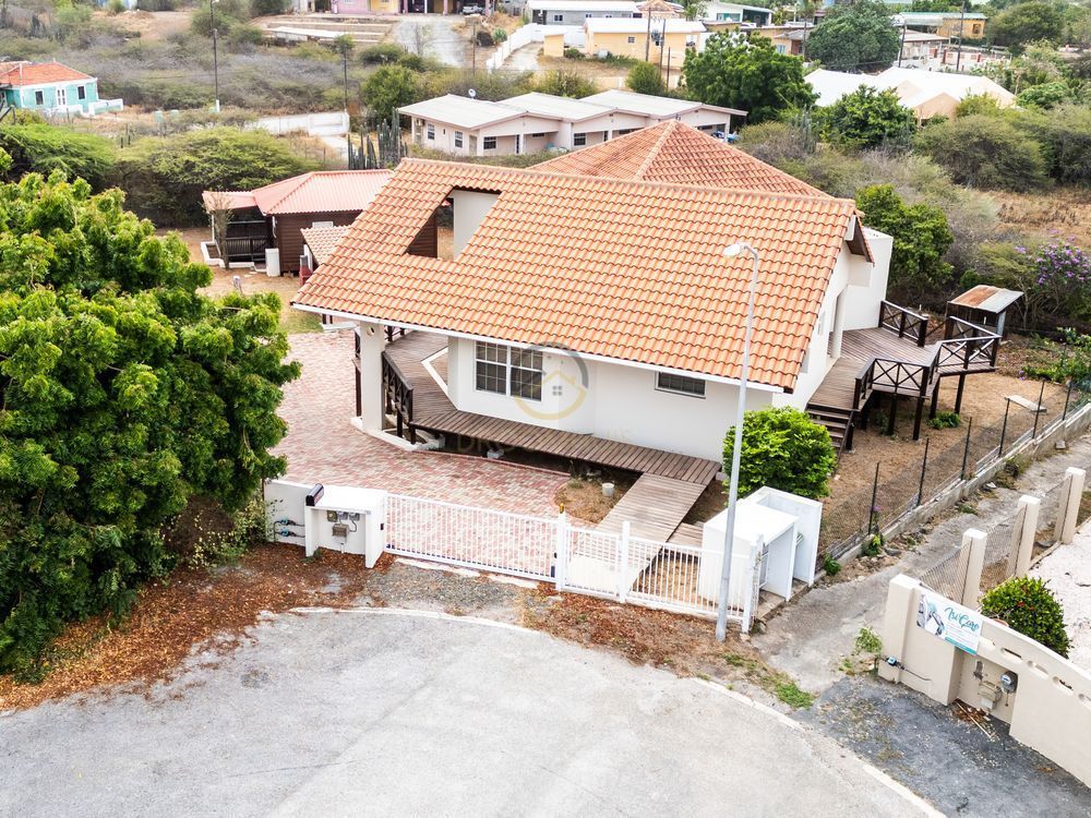 Twee verdiepingen woning te koop in Koraal Partier, Curaçao met 3 slaapkamers, 3 badkamers en een vrijstaand appartement in een ruime tuin" Two-story home for sale in Koraal Partier, Curaçao with 3 bedrooms, 3 bathrooms, and a detached apartment in a spacious garden