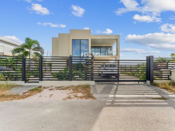 Moderne woning te koop in Grote Berg, Curaçao met uniek uitzicht over de vlakte van Hato, het vliegveld en zeezicht. Perfecte gezinswoning of investeringsmogelijkheid