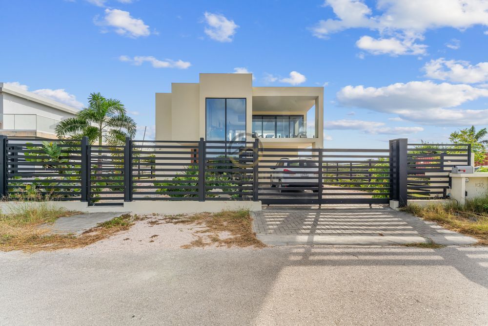 Moderne woning te koop in Grote Berg, Curaçao met uniek uitzicht over de vlakte van Hato, het vliegveld en zeezicht. Perfecte gezinswoning of investeringsmogelijkheid" Modern home for sale in Grote Berg, Curaçao with unique panoramic views of Hato plains, the airport, and the sea. Perfect as a family home or investment opportunity