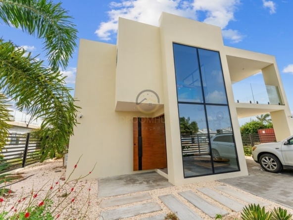 Moderne woning te koop in Grote Berg, Curaçao met uniek uitzicht over de vlakte van Hato, het vliegveld en zeezicht. Perfecte gezinswoning of investeringsmogelijkheid