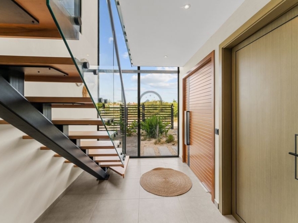 Moderne woning te koop in Grote Berg, Curaçao met uniek uitzicht over de vlakte van Hato, het vliegveld en zeezicht. Perfecte gezinswoning of investeringsmogelijkheid