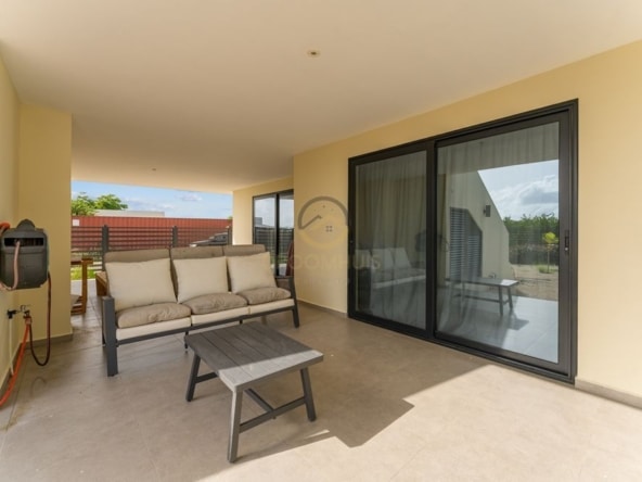 Moderne woning te koop in Grote Berg, Curaçao met uniek uitzicht over de vlakte van Hato, het vliegveld en zeezicht. Perfecte gezinswoning of investeringsmogelijkheid