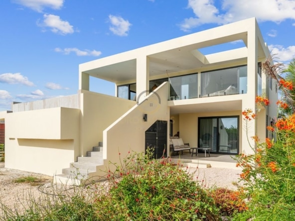 Moderne woning te koop in Grote Berg, Curaçao met uniek uitzicht over de vlakte van Hato, het vliegveld en zeezicht. Perfecte gezinswoning of investeringsmogelijkheid" Modern home for sale in Grote Berg, Curaçao with unique panoramic views of Hato plains, the airport, and the sea. Perfect as a family home or investment opportunity