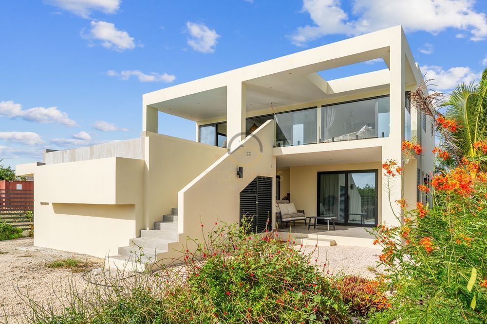 Moderne woning te koop in Grote Berg, Curaçao met uniek uitzicht over de vlakte van Hato, het vliegveld en zeezicht. Perfecte gezinswoning of investeringsmogelijkheid" Modern home for sale in Grote Berg, Curaçao with unique panoramic views of Hato plains, the airport, and the sea. Perfect as a family home or investment opportunity