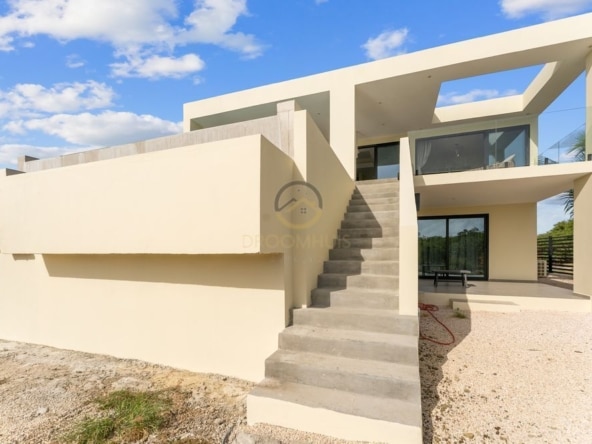 Moderne woning te koop in Grote Berg, Curaçao met uniek uitzicht over de vlakte van Hato, het vliegveld en zeezicht. Perfecte gezinswoning of investeringsmogelijkheid