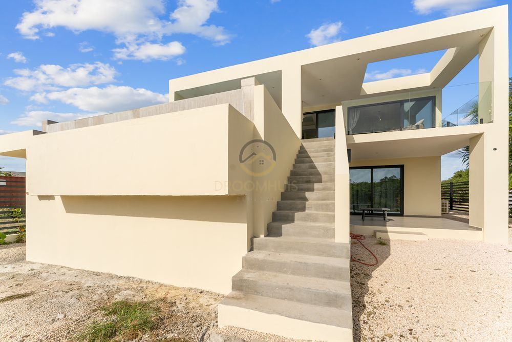 Moderne woning te koop in Grote Berg, Curaçao met uniek uitzicht over de vlakte van Hato, het vliegveld en zeezicht. Perfecte gezinswoning of investeringsmogelijkheid" Modern home for sale in Grote Berg, Curaçao with unique panoramic views of Hato plains, the airport, and the sea. Perfect as a family home or investment opportunity