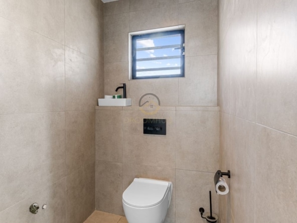 Moderne woning te koop in Grote Berg, Curaçao met uniek uitzicht over de vlakte van Hato, het vliegveld en zeezicht. Perfecte gezinswoning of investeringsmogelijkheid