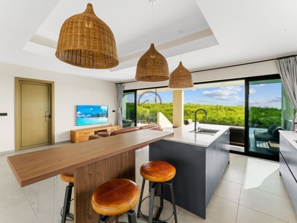 Moderne woning te koop in Grote Berg, Curaçao met uniek uitzicht over de vlakte van Hato, het vliegveld en zeezicht. Perfecte gezinswoning of investeringsmogelijkheid