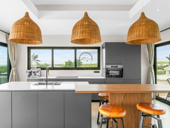 Moderne woning te koop in Grote Berg, Curaçao met uniek uitzicht over de vlakte van Hato, het vliegveld en zeezicht. Perfecte gezinswoning of investeringsmogelijkheid