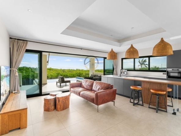 Moderne woning te koop in Grote Berg, Curaçao met uniek uitzicht over de vlakte van Hato, het vliegveld en zeezicht. Perfecte gezinswoning of investeringsmogelijkheid