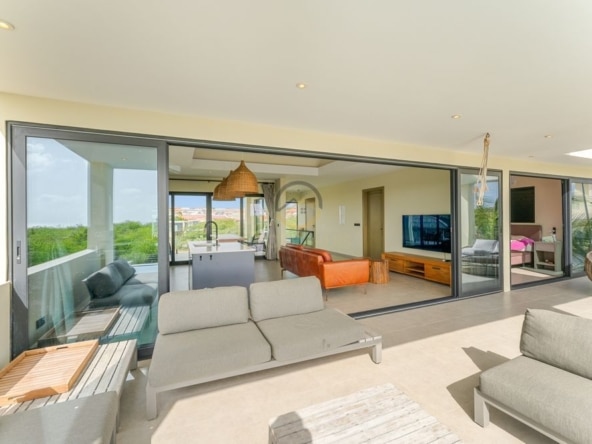 Moderne woning te koop in Grote Berg, Curaçao met uniek uitzicht over de vlakte van Hato, het vliegveld en zeezicht. Perfecte gezinswoning of investeringsmogelijkheid