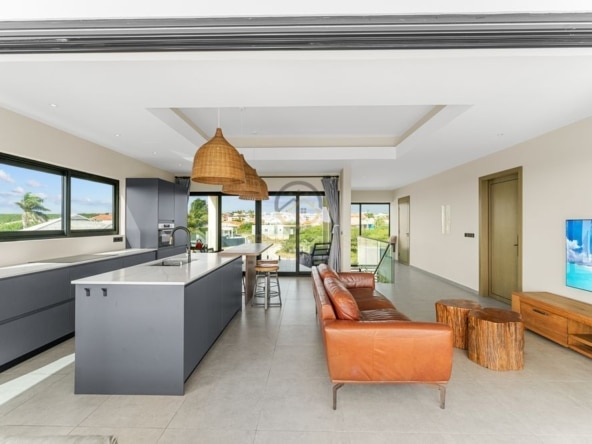 Moderne woning te koop in Grote Berg, Curaçao met uniek uitzicht over de vlakte van Hato, het vliegveld en zeezicht. Perfecte gezinswoning of investeringsmogelijkheid