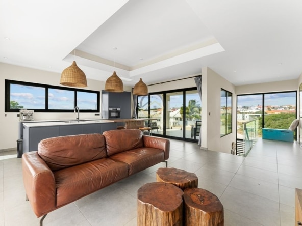 Moderne woning te koop in Grote Berg, Curaçao met uniek uitzicht over de vlakte van Hato, het vliegveld en zeezicht. Perfecte gezinswoning of investeringsmogelijkheid