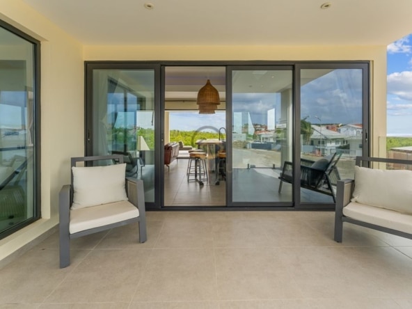 Moderne woning te koop in Grote Berg, Curaçao met uniek uitzicht over de vlakte van Hato, het vliegveld en zeezicht. Perfecte gezinswoning of investeringsmogelijkheid