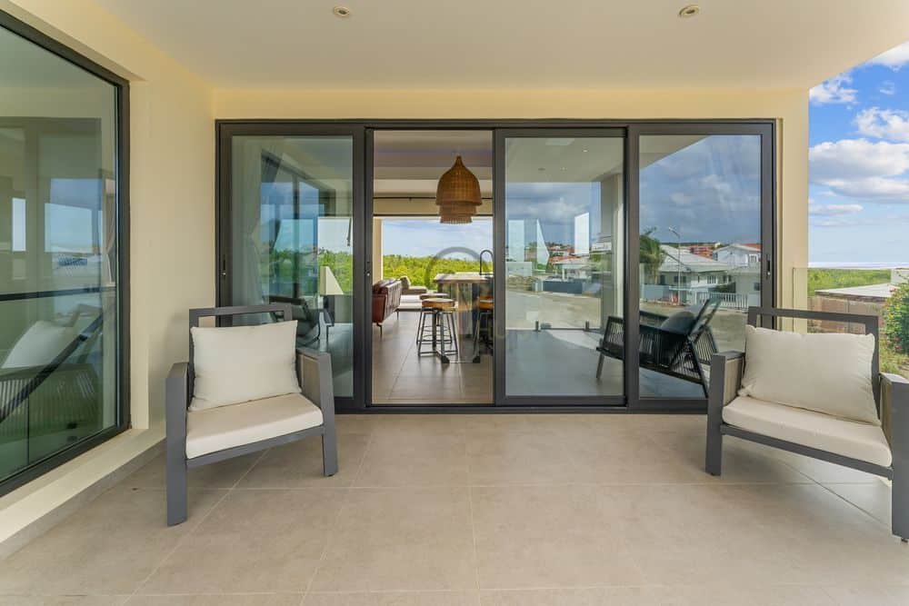 Moderne woning te koop in Grote Berg, Curaçao met uniek uitzicht over de vlakte van Hato, het vliegveld en zeezicht. Perfecte gezinswoning of investeringsmogelijkheid" Modern home for sale in Grote Berg, Curaçao with unique panoramic views of Hato plains, the airport, and the sea. Perfect as a family home or investment opportunity