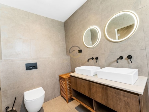 Moderne woning te koop in Grote Berg, Curaçao met uniek uitzicht over de vlakte van Hato, het vliegveld en zeezicht. Perfecte gezinswoning of investeringsmogelijkheid
