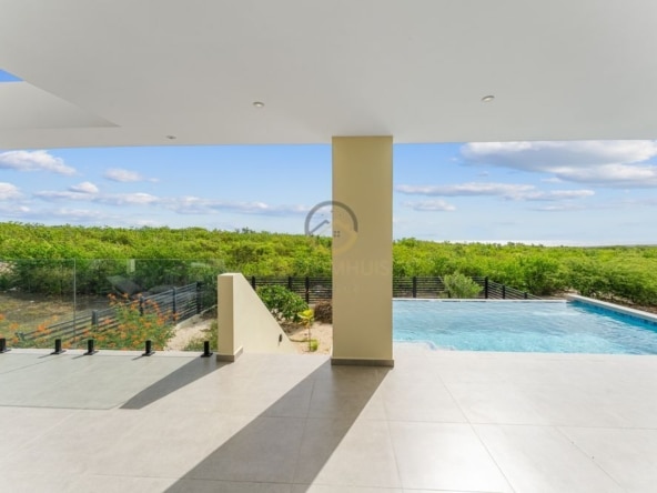 Moderne woning te koop in Grote Berg, Curaçao met uniek uitzicht over de vlakte van Hato, het vliegveld en zeezicht. Perfecte gezinswoning of investeringsmogelijkheid