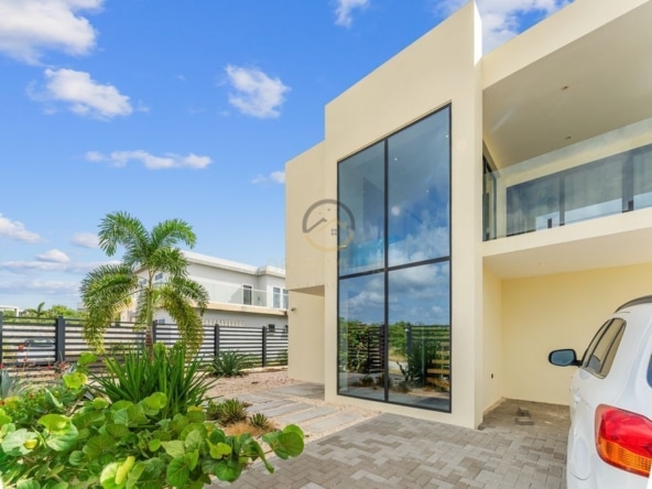 Moderne woning te koop in Grote Berg, Curaçao met uniek uitzicht over de vlakte van Hato, het vliegveld en zeezicht. Perfecte gezinswoning of investeringsmogelijkheid