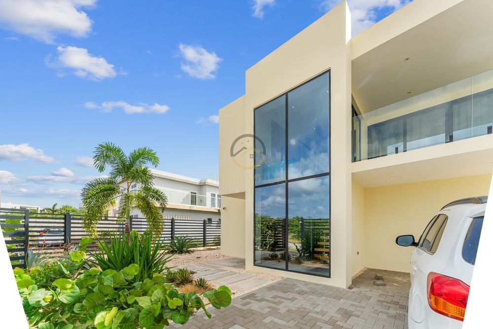 Moderne woning te koop in Grote Berg, Curaçao met uniek uitzicht over de vlakte van Hato, het vliegveld en zeezicht. Perfecte gezinswoning of investeringsmogelijkheid" Modern home for sale in Grote Berg, Curaçao with unique panoramic views of Hato plains, the airport, and the sea. Perfect as a family home or investment opportunity