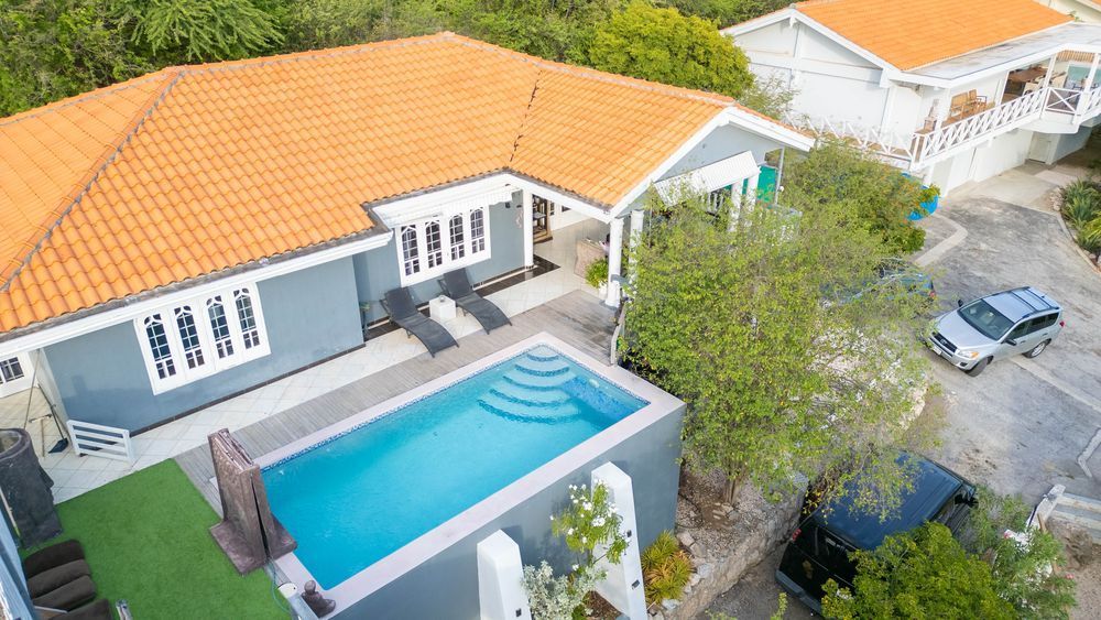 Ruime villa met prachtig zeezicht te koop in Piscadera Bay Resort, Curaçao – luxe wonen in een exclusieve omgeving met zwembad en directe toegang tot stranden